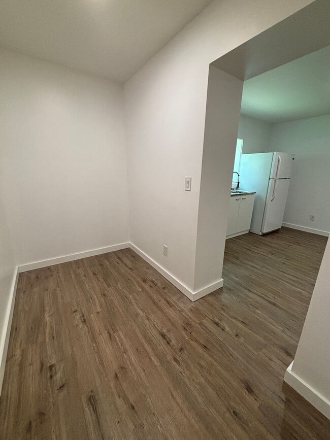 Building Photo - Move in Ready Luxury Renovated Spacious St...