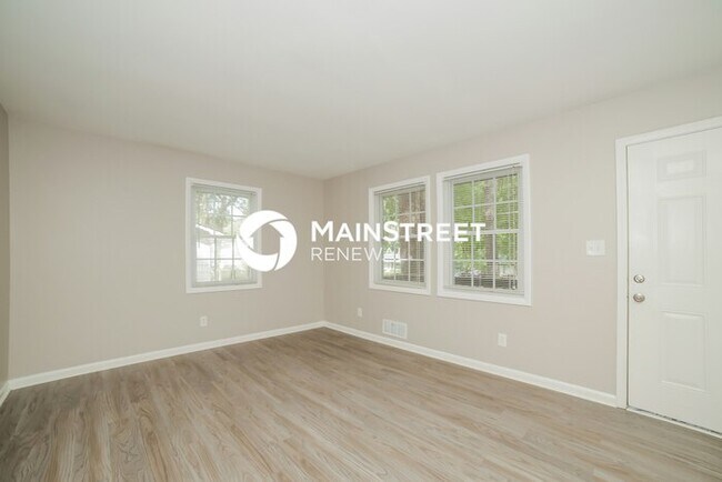 Building Photo - 3 Bedroom Pet-Friendly Home in Riverdale, ...