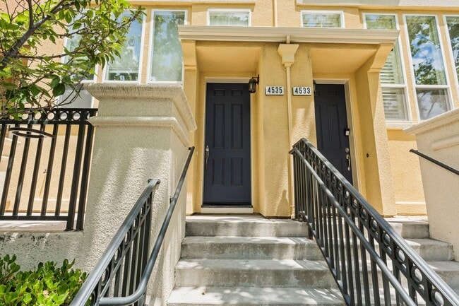 Building Photo - SUNNY TOWNHOME NEAR TRAILS STYLISH, FUNCTIONAL, & VERY ACCESSIBLE
