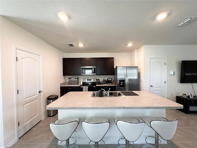 Building Photo - 2095 King Ranch St