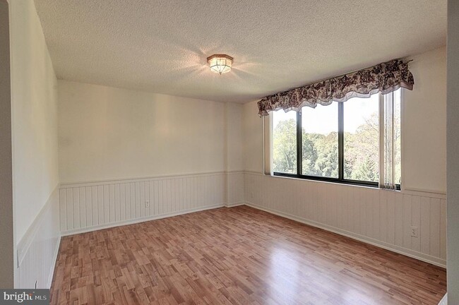 Foto del edificio - 5225 Pooks Hill Rd