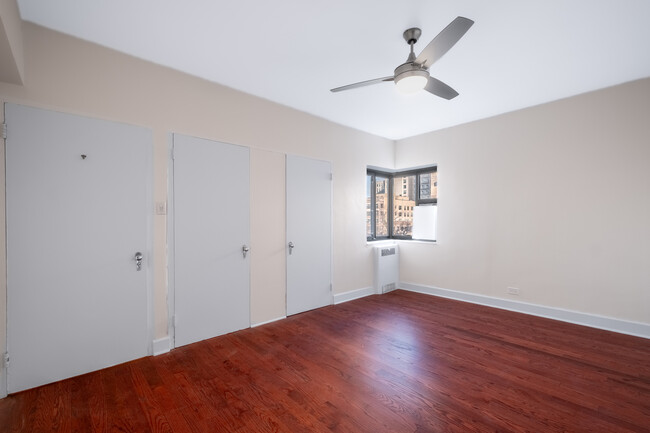 Foto del edificio - 5040 N Marine Dr