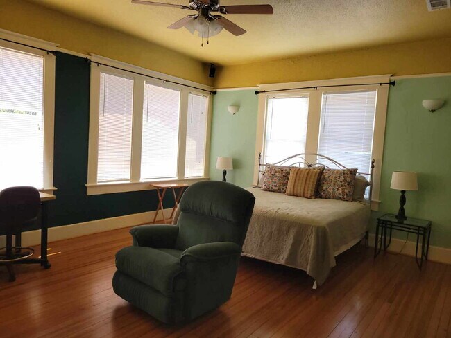 Foto del edificio - Historic home 2/1 for rent! Fully furnished