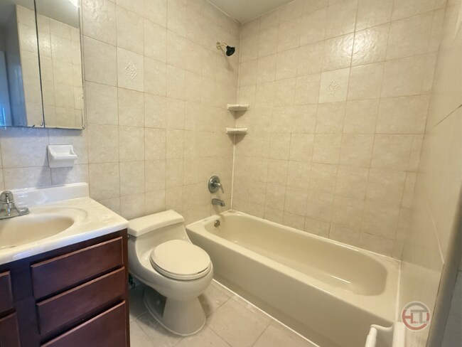 Foto del edificio - 15-25 Utopia Pkwy