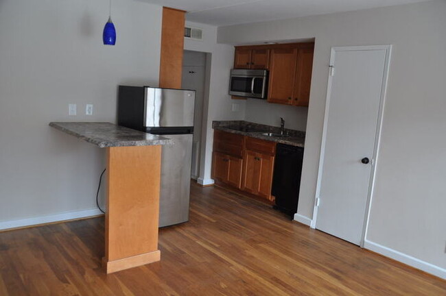 Building Photo - 1902 D-3 Queen St-1BR/1BA-Ardmore APT!!!!