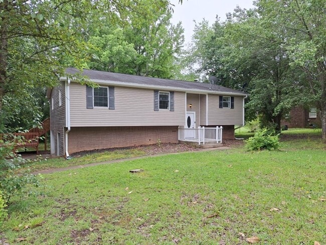 Building Photo - Large 3 Bedroom 2 Bath Ranch with Basement...