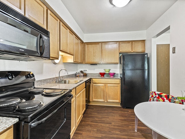 Upgraded Eat In Kitchen at Franklin River Apartments in Southfield, MI - Franklin River Apartments