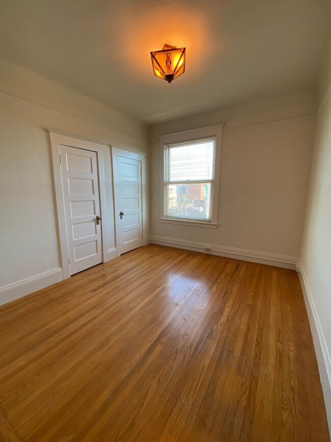 Building Photo - 782