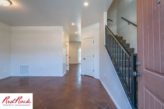 Building Photo - 3 Bedroom & 2.5 Bathroom & Dog Friendly!