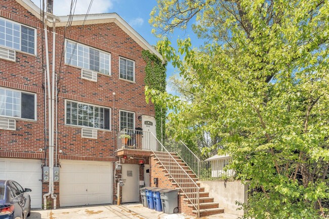Building Photo - 3313 Rombouts Ave