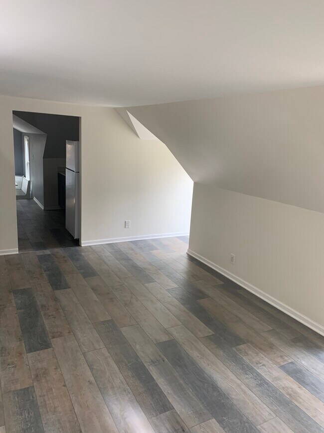 Living room - 606 East St