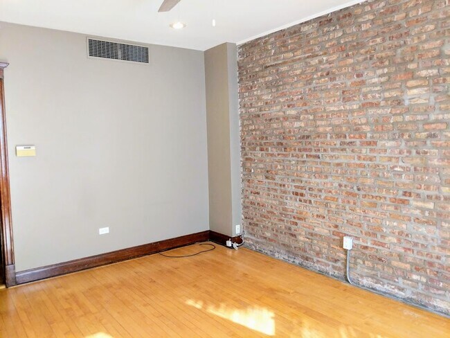 Foto del edificio - 2230 W Augusta Blvd
