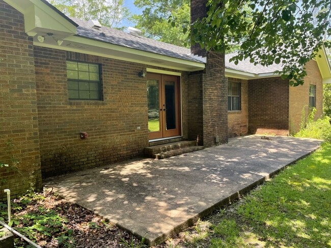 Building Photo - 3/2 updated home on huge lot in Luverne
