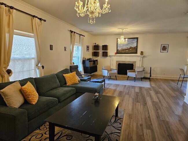 Building Photo - 710 N Avenue C