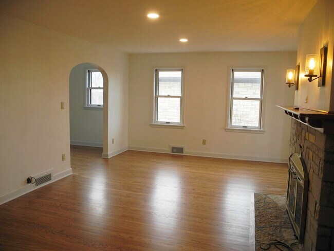 Living Room - 946 W Shore Dr