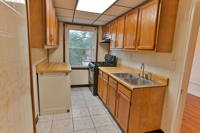 Foto del edificio - 3 Bedroom with Parking on Berryhill