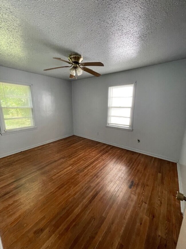 Building Photo - 415 W. CATALPA ST. - NO PETS - CALL OFFICE...