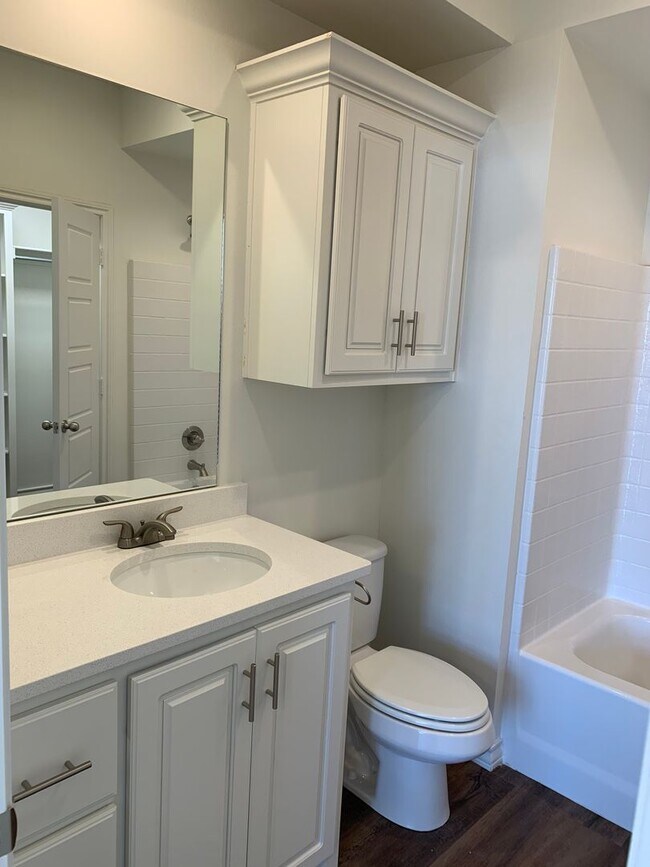 Foto del edificio - Beautiful brand new!! All the bells and wh...