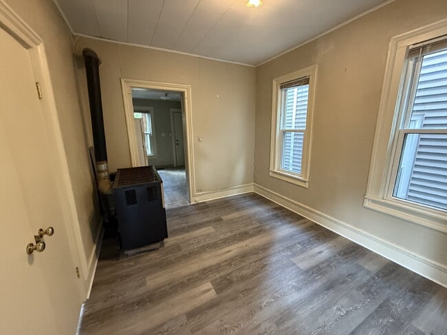 Building Photo - NW Side 1BR