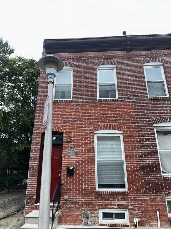 Building Photo - 1829 N Port St