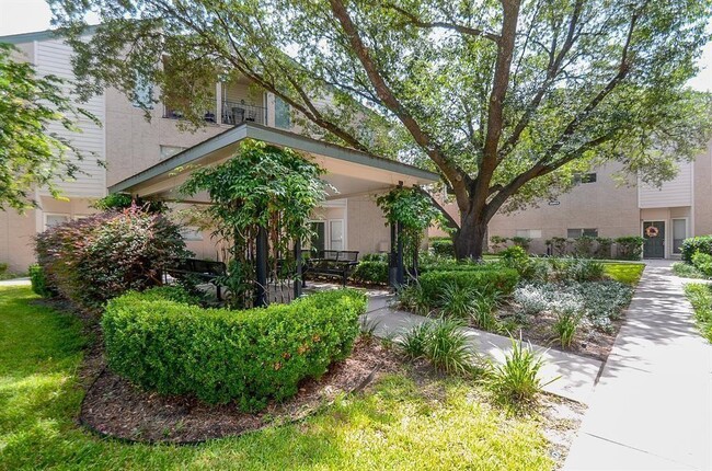 Building Photo - 10855 Meadowglen Ln
