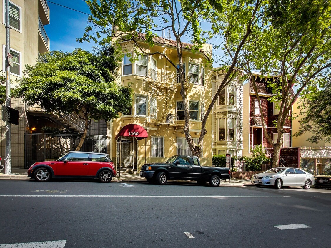 Foto principal - TOP FLOOR! LARGE CLOSET! On-Site LAUNDRY! ...