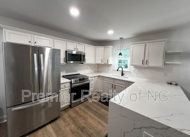 Building Photo - 6131 Hanes Way