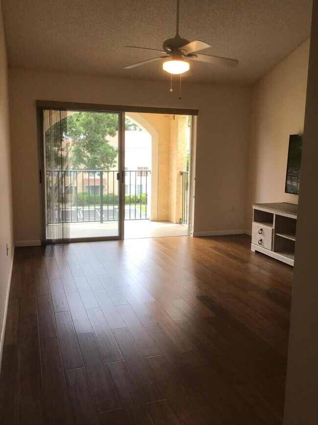 Foto del edificio - 1743 Village Blvd