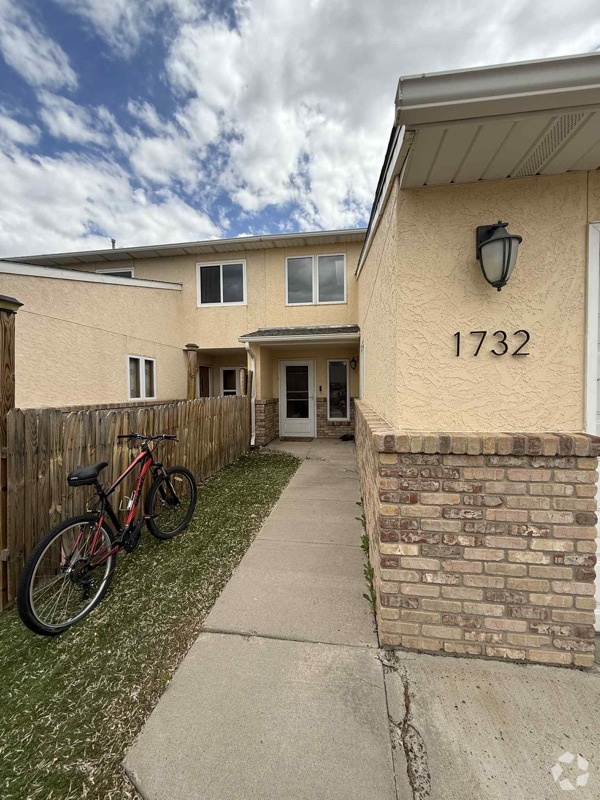Building Photo - 1732 Sanders Dr