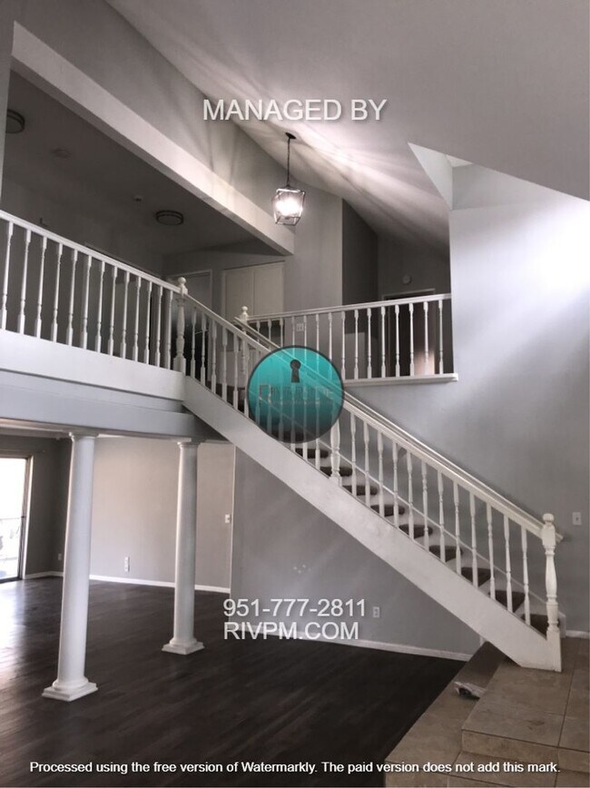 Foto del edificio - Spacious 4 Bed, 3 Bath Pool Home With Sunn...