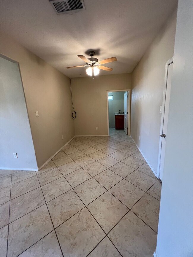 Building Photo - Beautiful move in ready home.