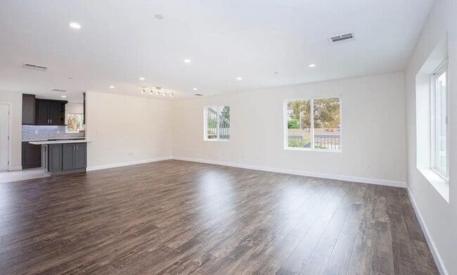 Building Photo - 242 W Linden Ave
