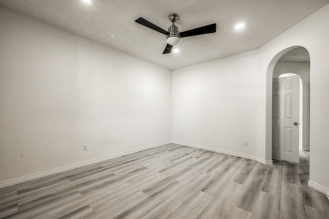 Building Photo - 520 West Fork