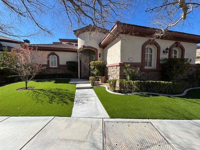 Foto del edificio - Beautiful 4bed/4.5 bath home in Queensridge!