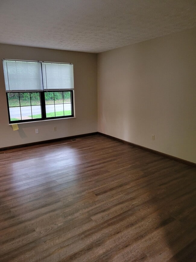 Building Photo - 32 Manor Dr