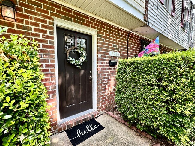 Foto del edificio - Great Neck Townhome Available NOW! Neutral...