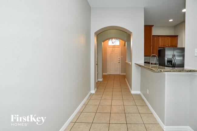 Foto del edificio - 205 Wooded Creek Ave