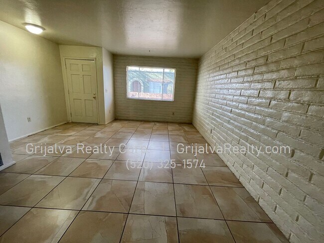Foto del edificio - 2614 N Winstel Blvd