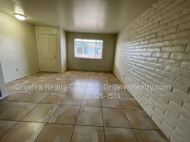 Building Photo - 2614 N Winstel Blvd