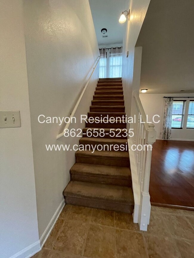 Foto del edificio - Great Location the spacious 3BR 3BA won't last long!