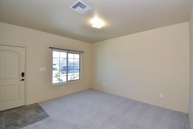 Foto del edificio - 7950 E 43rd Ln