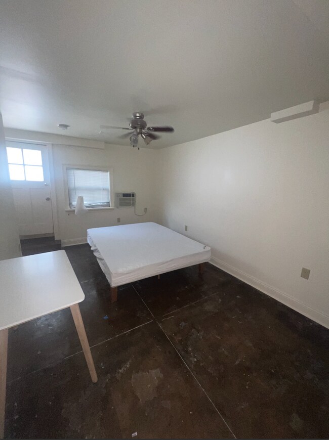 Building Photo - This 3bd/3ba is ON Broadway a Great Location for Student Life!