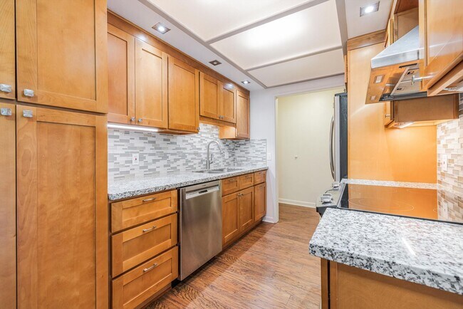 Foto del edificio - Sweet & Cozy 2 Bed 2 Bath condo available now! Lake Oswego - 1 Month Free