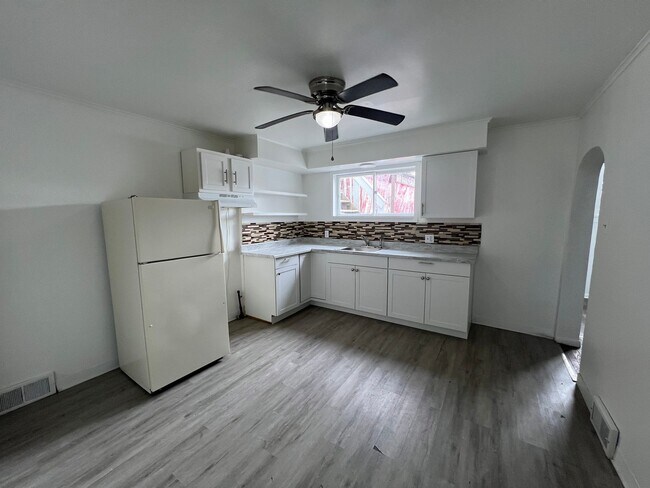 Photo - 208-210 McClure Apartment