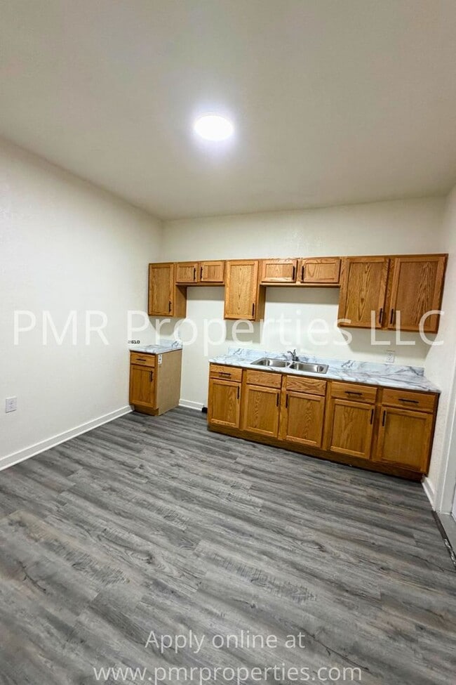 Building Photo - 2 Bedroom/ 1 Bathroom House
