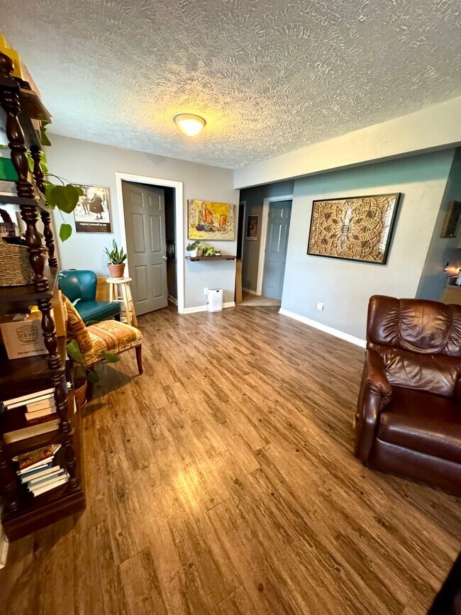 Foto del edificio - 3 Bed 2 Bath House in East Nashville Cul D...