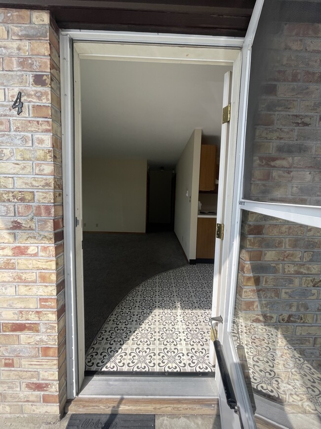 Entry - 530 Burnett Ave N