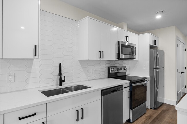 Building Photo - 710 Water St E