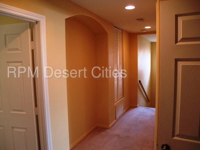 Building Photo - Great 3 Bedroom Town Home in Campus Park!