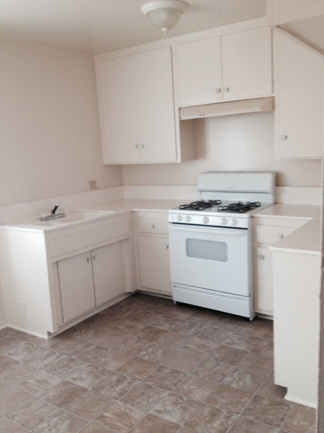 Kitchen - 1451 W 105th St